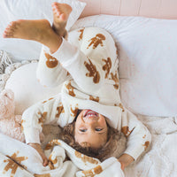 CREAM TWO-PIECES PAJAMA WITH AN ALL OVER PRINT OF GINGERMEN IN SOFT FLEECE, BABY