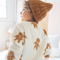 CREAM TWO-PIECES PAJAMA WITH AN ALL OVER PRINT OF GINGERMEN IN SOFT FLEECE, BABY