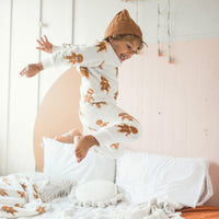 CREAM TWO-PIECES PAJAMA WITH AN ALL OVER PRINT OF GINGERMEN IN SOFT FLEECE, BABY