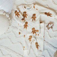 CREAM TWO-PIECES PAJAMA WITH AN ALL OVER PRINT OF GINGERMEN IN SOFT FLEECE, BABY